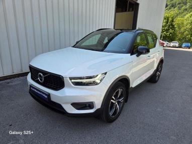 Voir le détail de l'offre de cette VOLVO XC40 T3 156ch R-Design de 2018 en vente à partir de 302.56 €  / mois
